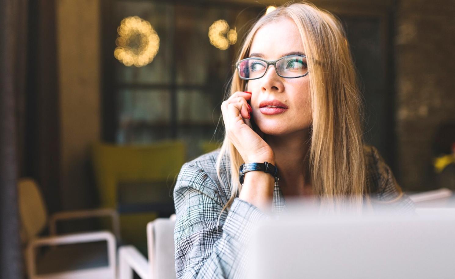 Dozent erklärt Link-Building-Strategien am Laptop in einer Online-Sitzung